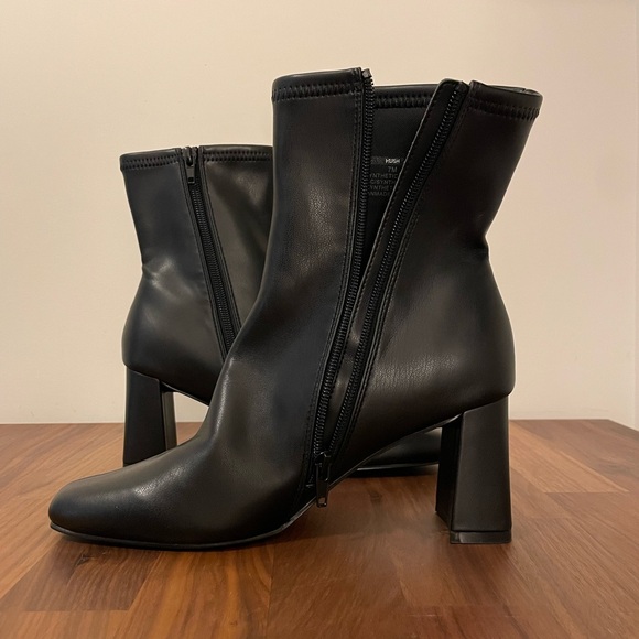 Black Steve Madden Hushh Boots - Picture 2 of 5